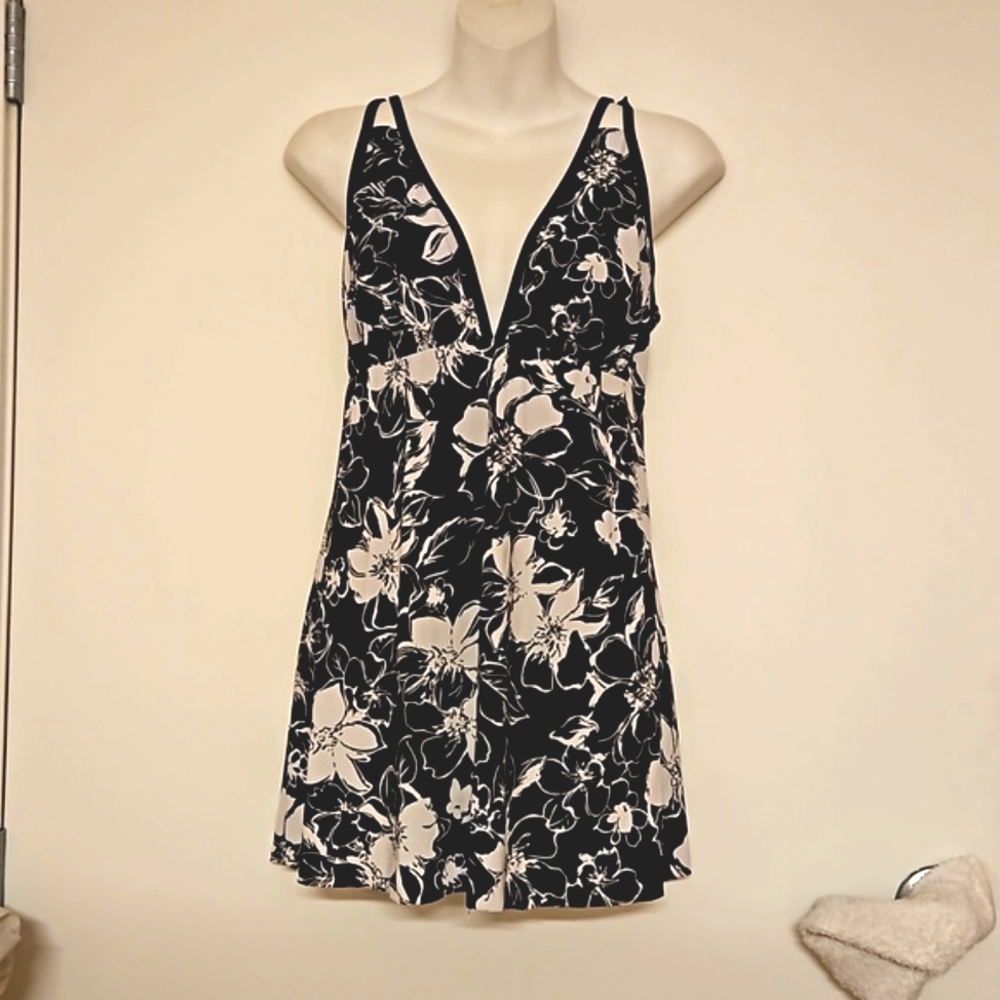 Trimshaper Black & white, one piece skirted cupped swimsuit size 12 EUC